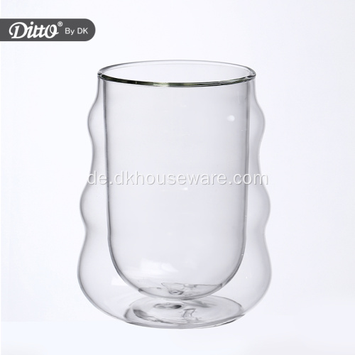 Doppelwandige Teetasse aus Glas mit geschwungenem Design